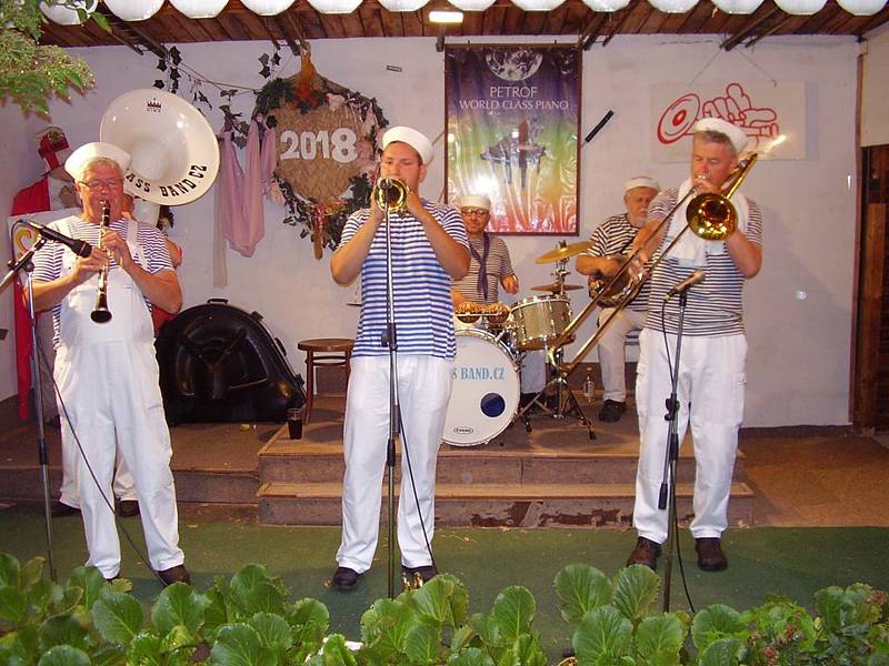 Sobotní večer roztančila Jazzovou zahradu v Libiši dixielandová kapela Brass Band Rakovník.