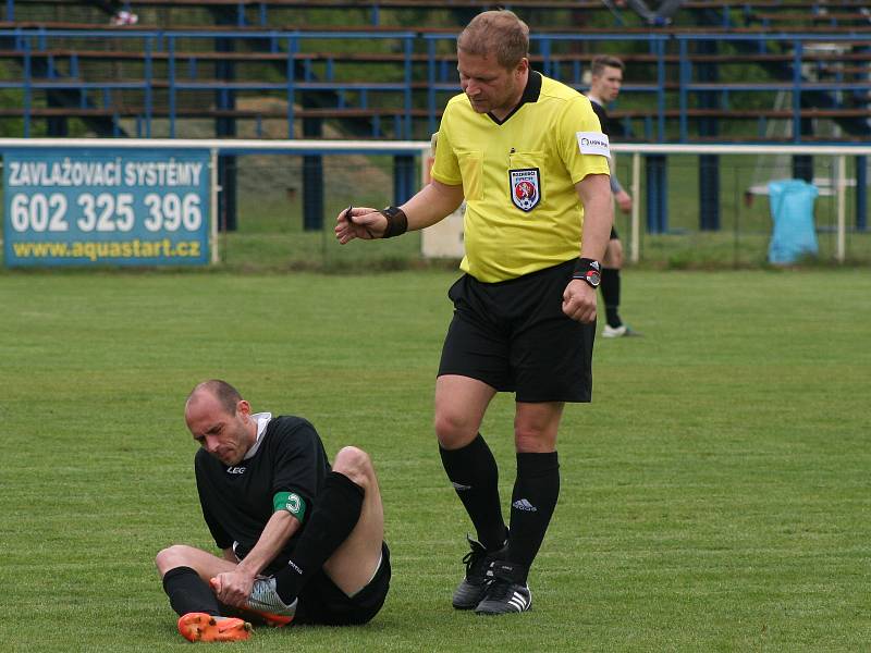 Fotbalisté FC Mělník (v černém) porazili v duelu prvního s druhým béčko Dobrovice 3:0 a vládnou skupině s desetibodovým náskokem.