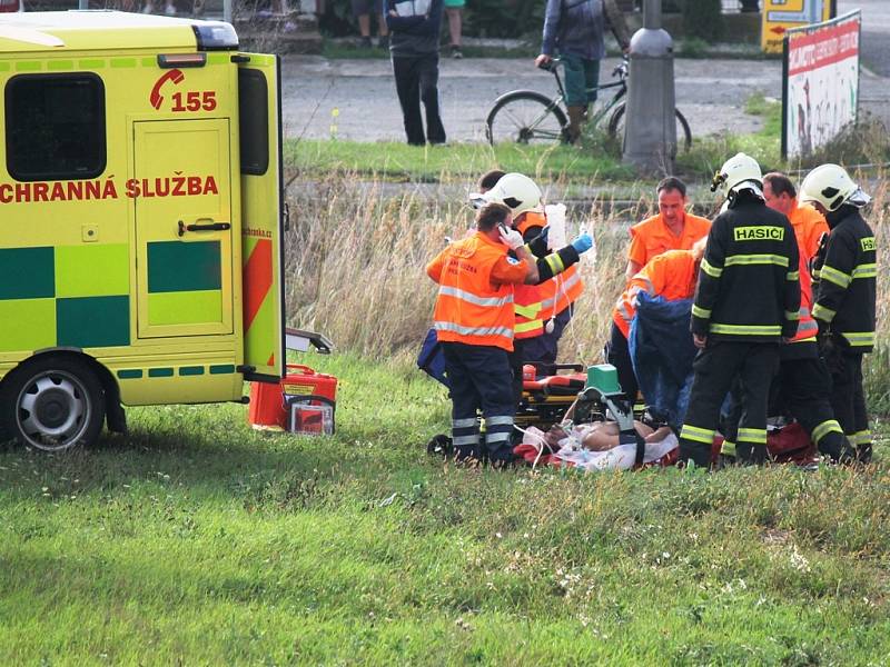 Osobní vůz srazil cyklistu.