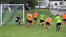 V I. A třídě Nelahozeves (ve žlutozeleném) porazila doma Slaný B 1:0 brankou z pokutového kopu.