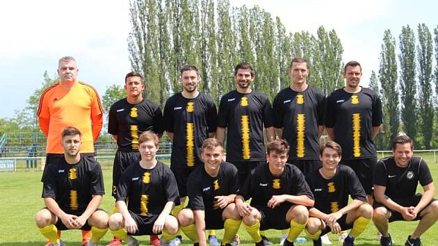 Tým FC Mělník, který v červnu 2021 odehrál první přátelské utkání po dlouhé koronavirové přestávce.