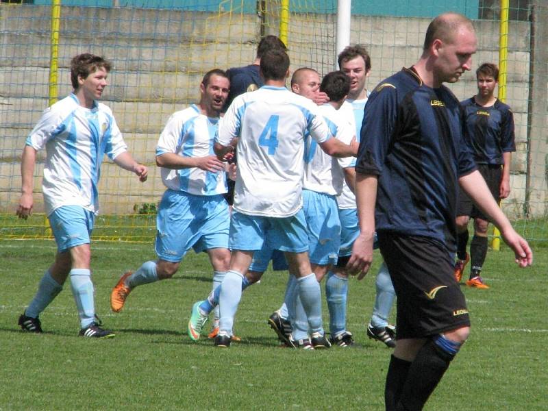 AFK Hořín - FK Pšovka Mělník B (v tmavém), III. třída - sk. A, 10. května 2014