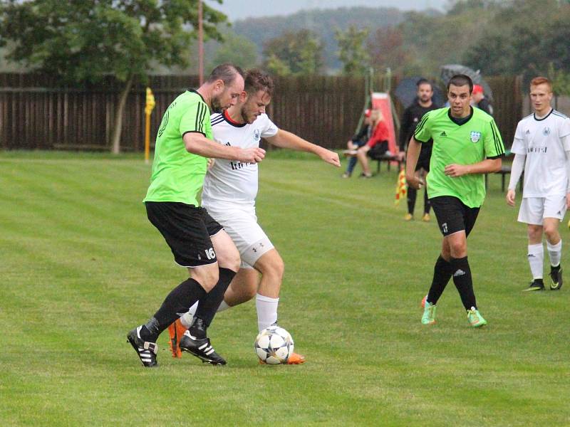 Fotbalisté Viktorie Všestudy (v zeleném) rozstříleli ve druhém kole okresního přeboru Sokol Libiš B 5:1.