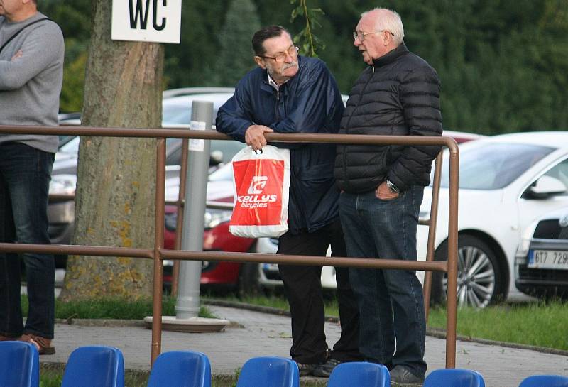 Fotbalisté Vsetína (v červených dresech) v neděli odpoledne vyhráli ve Všechovicích 4:3.