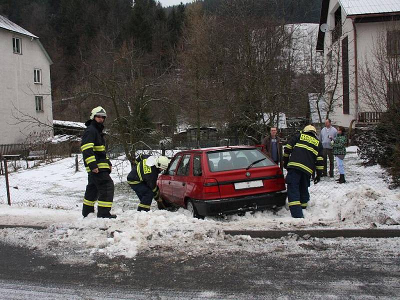 Havárie osobního auta ve Velkých Karlovicích.