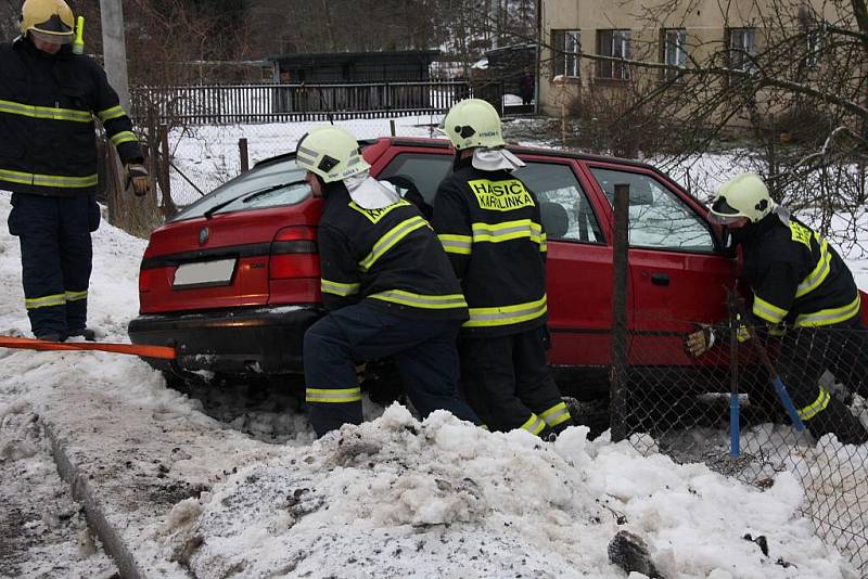 Havárie osobního auta ve Velkých Karlovicích.