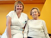 Osmdesátiletou paní Růženu z Valašské Bystřice (vpravo) doslova zachránila převazová sestra z nemocnice ve Valašském Meziříčí Kateřina Palinčáková (na snímku vlevo). 