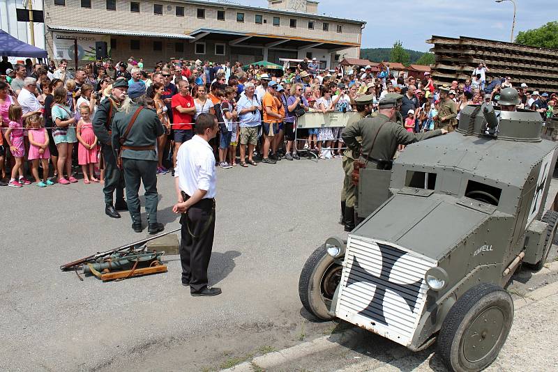 Na nádraží ve Valašských Kloboukách připomněli členové klubů vojenské historie stovkám diváků dobu 1. světové války.