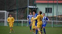 Fotbalisté Velkých Karlovic (žluté dresy) porazili Hranice 1:0. 