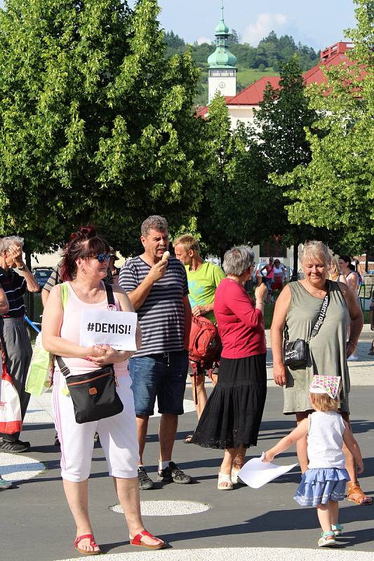 Demonstrace proti vládě Andreje Babiše na náměstí Svobody ve Vsetíně - 11. 6. 2019