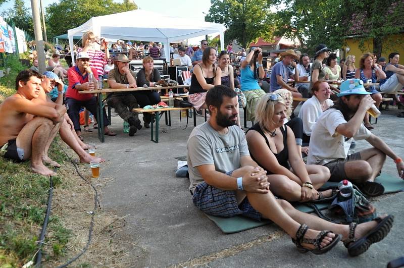 Účinkující a diváci 18. ročníku hudebního festivalu Amfolkfest v osadě Pulčín u Francovy Lhoty.