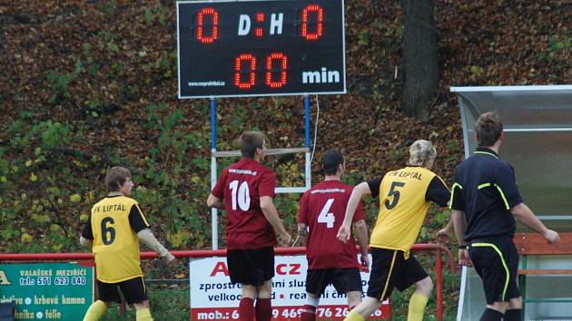 V utkání III. třídy Juřinka (tmavější dresy) porazila Liptál 6:1. 