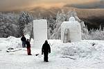 Umělci vytvářeli na Pustevnách sochy ze sněhu a ledu.