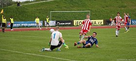 Fotbalisté Valašského Meziříčí (modré dresy) přehráli Bruntál 4:0.