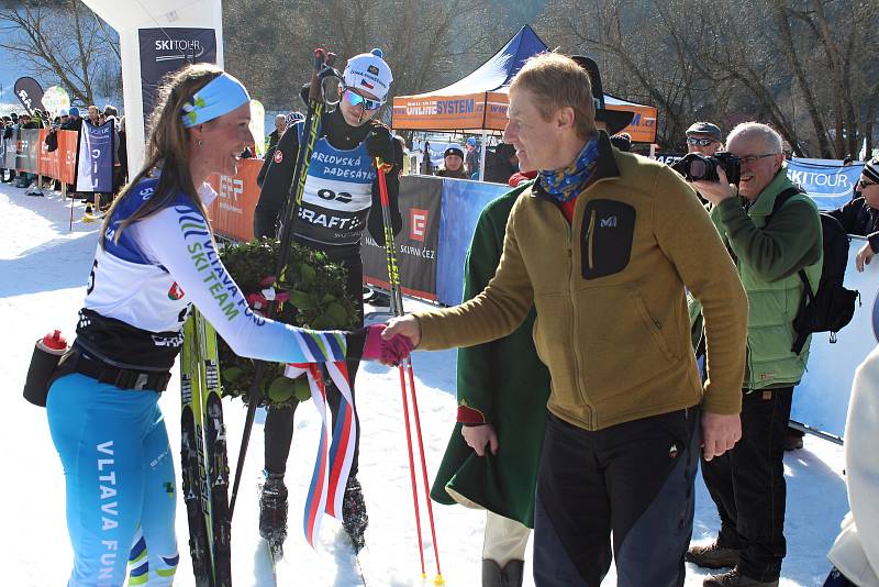 Karlovská 50, která se jela jako jeden ze závodů největšího seriálu zimních běhů na lyžích SkiTour 2019 se vydařila. Mezi ženami kralovala Adéla Boudíková, v celkovém pořadí dojela jedenáctá. V cíli jí gratuluje ředitel závodu Miroslav Koňařík