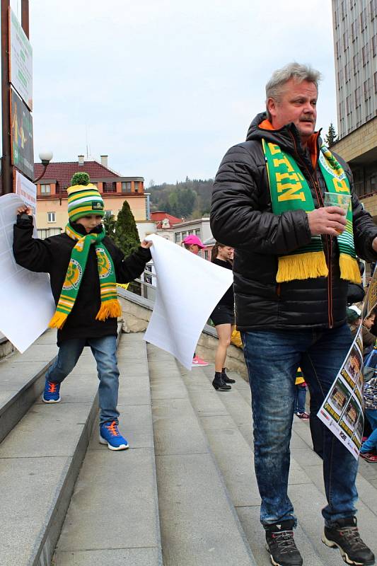 Před vsetínskou radnicí se v sobotu odpoledne sešly žlutozelené davy hokejových fandů, aby oslavily obrovský úspěch vsetínských hokejistů, kteří si čtvrteční výhrou nad Jabloncem zajistili postup do první ligy. Tým vítězů svým fanouškům vyjádřil díky za n