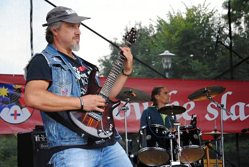 Rocková kapela Darrock vystupuje v programu Zašovských slavností; sobota 7. září 2019