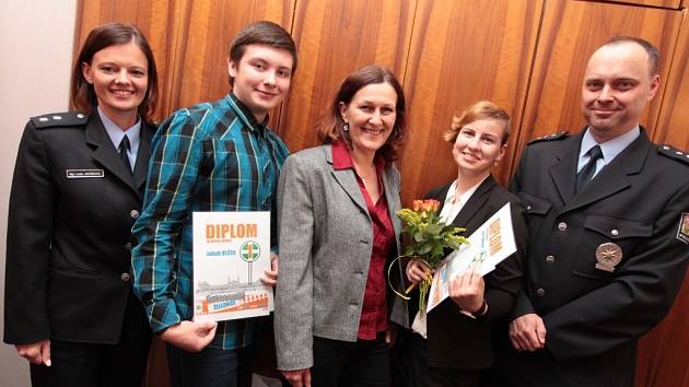 Výherci fotosoutěže Železnice hezká a bezpečná.  Vlevo Josef Vlček a vpravo Lenka Šimčíková.