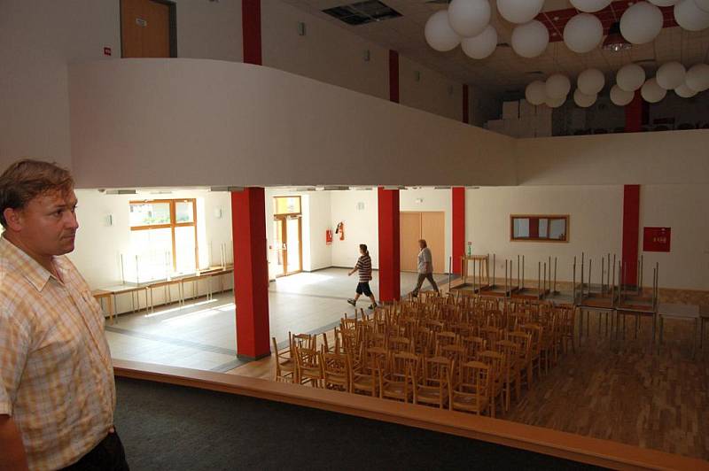 Novostavba kulturního domu v Lidečku má za sebou měsíc zkušebního provozu. Oficiální otevření je naplánováno na konec srpna 2010.