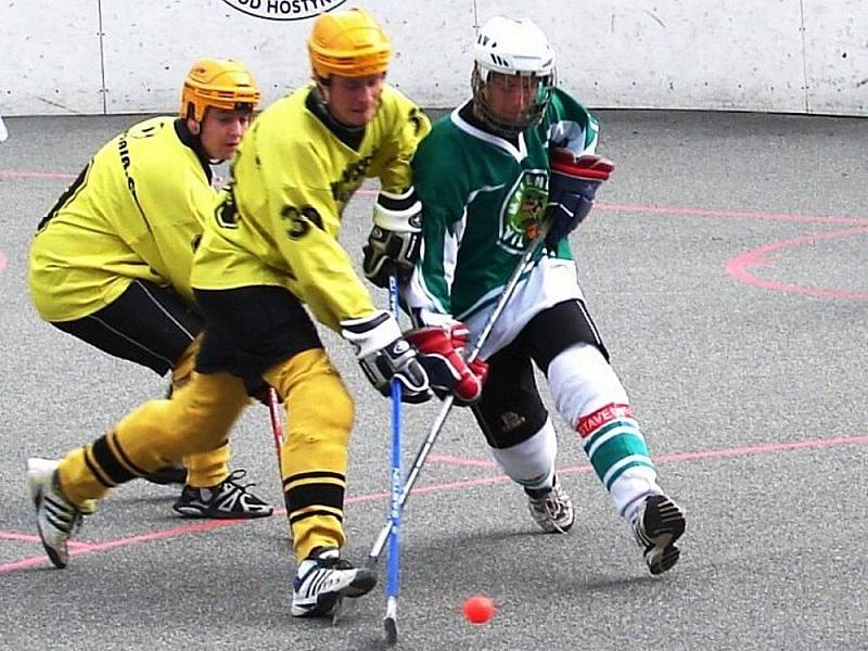 Hokejbalisté Vsetína (ve žlutém) porazili v Moravské národní lize Malenovice 3:1.