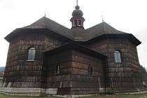 Opravu střechy a opláštění dřevěného kostela Panny Marie Sněžné připravují ve Velkých Karlovicích.