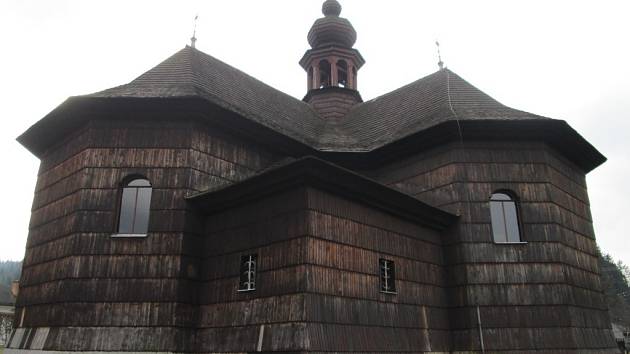 Opravu střechy a opláštění dřevěného kostela Panny Marie Sněžné připravují ve Velkých Karlovicích.