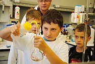Členové Klubu nadaných dětí při valašskomeziříčské hvězdárně si vyzkoušeli práci v chemické laboratoři Ústavu chemie a biochemie při Agronomické fakultě Mendelovy univerzity v Brně; pátek 28. srpna 2020