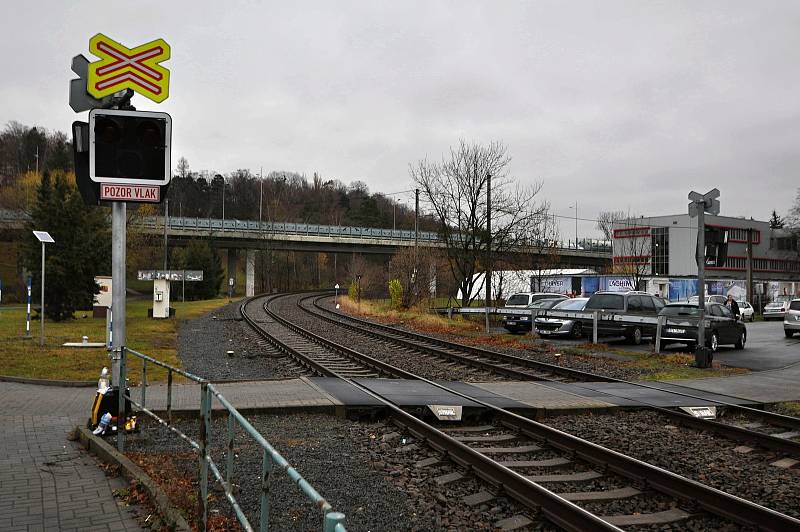 U železničního přejezdu v Hranické ulici ve Valašském Meziříčí, v jehož blízkosti srazil ve čtvrtek 18. listopadu 2021 vlak dva nezletilé chlapce, vzniklo pietní místo.