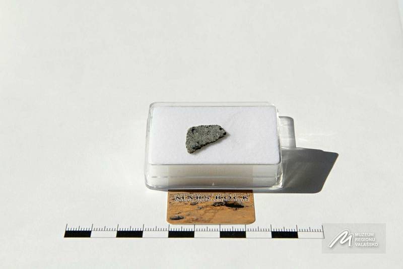 Marsovský meteorit NWA 12564: řez ze shergottitu, meteoritu pocházejícího z Marsu, nalezen roku 2019 v Mauretánii.