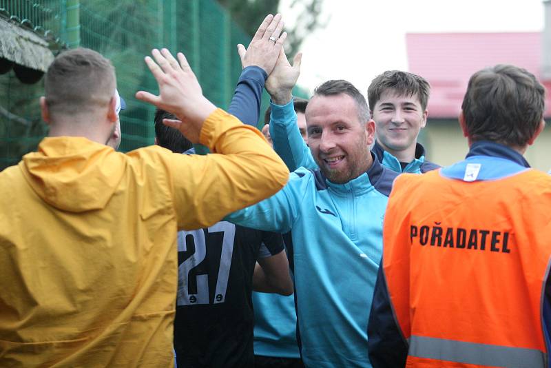 Fotbalisté Vigantic (v černém) se rozloučili s podzimní části I. A třídy skupiny A v derby s Rožnovem pod Radhoštěm přesvědčivou výhrou 5:0. Lví podíl na ni měli největší hvězdy Vigantic Milan Baroš a René Bolf, kteří dali po jedné brance, domácí útočník 