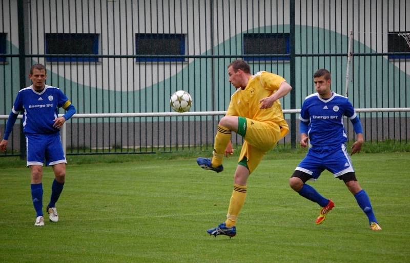 V utkání krajského přeboru Velké Karlovice + Karolinky (žluté dresy) doma prohrály s Chropyní 0:1. 