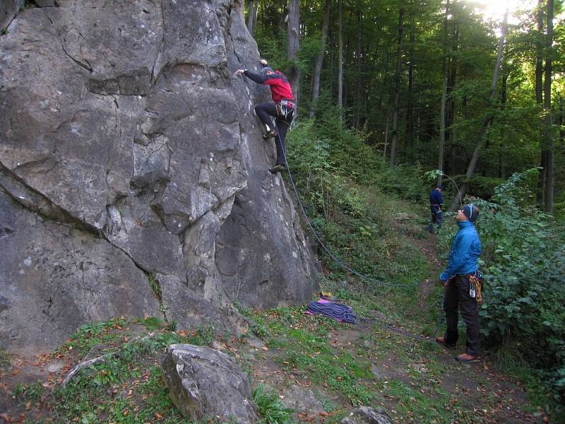 Záchranáři z Horské Služby Beskydy trénují horolezeckou techniku na Valově skále u Vsetína