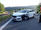 Záchranáři zasahují v pátek 7. července 2023 ráno u dopravní nehody dvou osobních vozů Škoda na silnici I/57 u Jarcové na Vsetínsku.