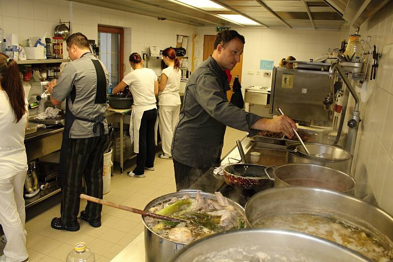 Přípravy na devátý ročník Karlovského gastrofestivalu vrcholí. Šéfkuchař Jaroslav Orság se svým týmem připravuje tisíce porcí specialit z mufloního, jeleního a srnčího masa.