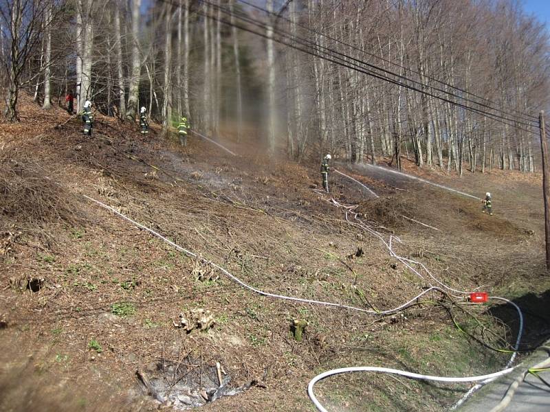 Hasiči likvidují požár trávy a lesního porostu v městské části Horní Jasenka ve Vsetíně.