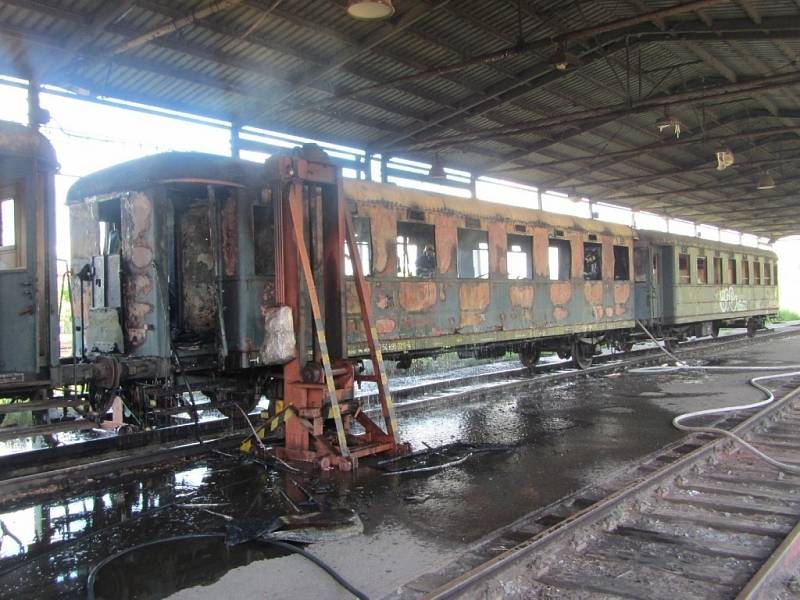 K požáru starého vagonu odstaveného na vlakovém nádraží došlo dnes odpoledne ve Valašském Meziříčí. 