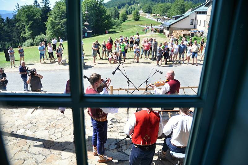 Cimbálová muzika Soláň z Rožnova pod Radhoštěm hraje před obnovenou chatou Libušín na Pustevnách v Beskydech u příležitosti jejího slavnostního otevření; čtvrtek 30. července 2020