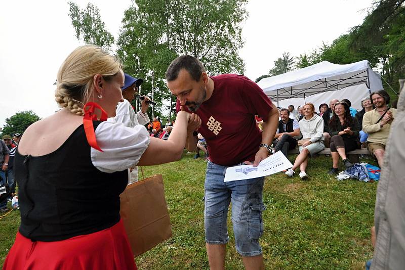 Na louce u Korytářů na Soláni na Horním Vsacku se v pátek 25. června 2021 konala soutěž O nejlepšího sekáče Soláně. Na snímku předávání diplomů jednotlivým sekáčům.