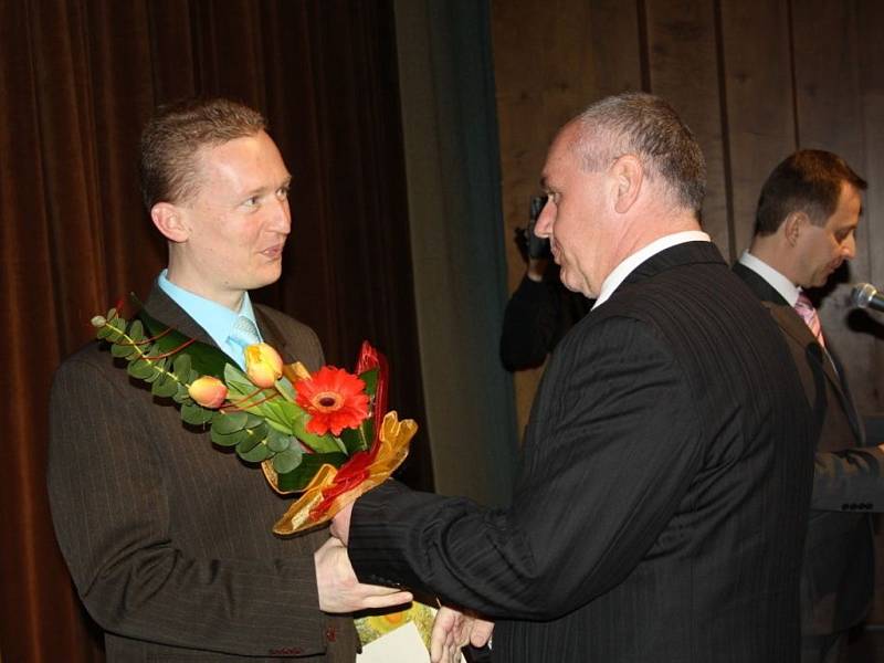 Josef Kovařík (učitel I. stupně a zástupce ředitele ZŠ Integra Vsetín), přijímá ocenění z rukou zástupců radnice.