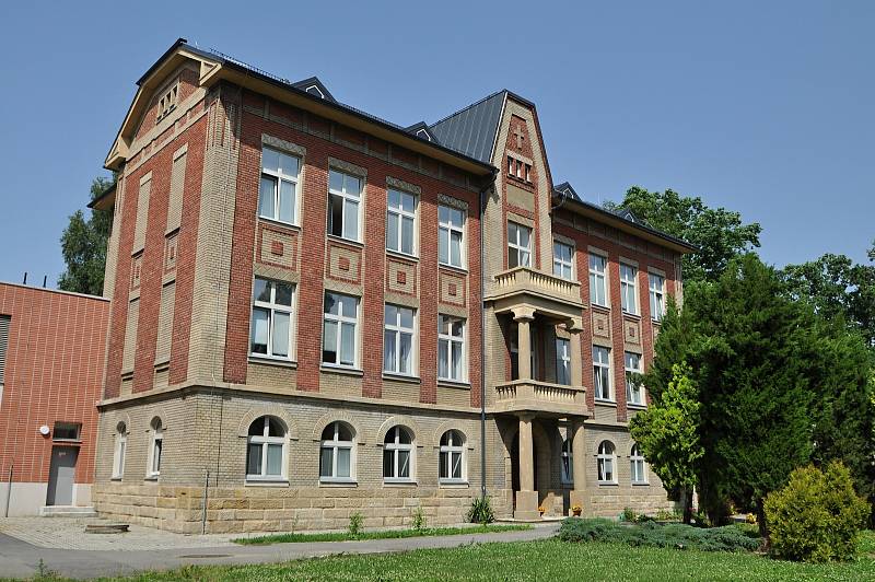 Zašová - budova bývalé školy a domova pro osoby se zdravotním postižením v areálu zašovského kláštera se proměnila v Komunitní dům seniorů.