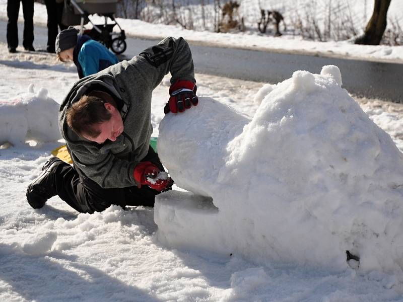 Členové sdružení Dědictví Velkých Karlovic uspořádali v sobotu 30. ledna 2016 zábavný den pro rodiny s dětmi. Hlavním bodem programu bylo tvoření soch ze sněhu.