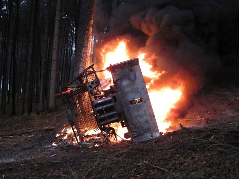 Traktor po nárazu do stromu začal hořet; Podolí u Valašského Meziříčí; neděle 27. listopadu 2016