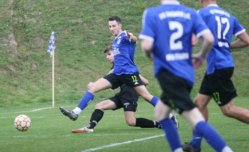 Fotbalisté Vigantic (v černém) se rozloučili s podzimní části I. A třídy skupiny A v derby s Rožnovem pod Radhoštěm přesvědčivou výhrou 5:0. Lví podíl na ni měli největší hvězdy Vigantic Milan Baroš a René Bolf, kteří dali po jedné brance, domácí útočník 