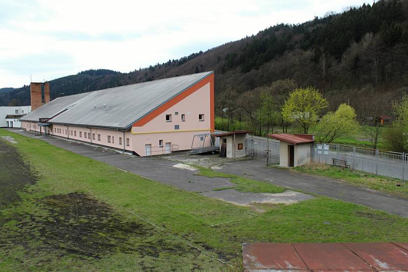 Zastupitelé města Vsetína schválili na zasedání v úterý 11. dubna 2017 koupi areálu, kde stojí bývalý fotbalový stadion na Ohradě.