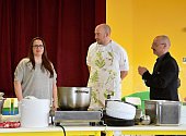 V Základní škole Křižná ve Valašském Meziříčí uspořádali kuchařskou show s Ondřejem Slaninou z televizního pořadu Kluci v akci spojenou se soutěží o recept do školní jídelny.