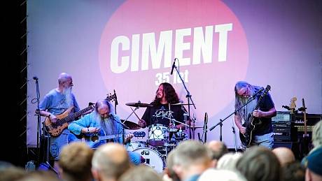Valašská kapela Ciment vystupuje ve středu 22. června 2022 na 40. ročníku Folk-blues-beat festivalu Valašský špalíček ve Valašském Meziříčí.