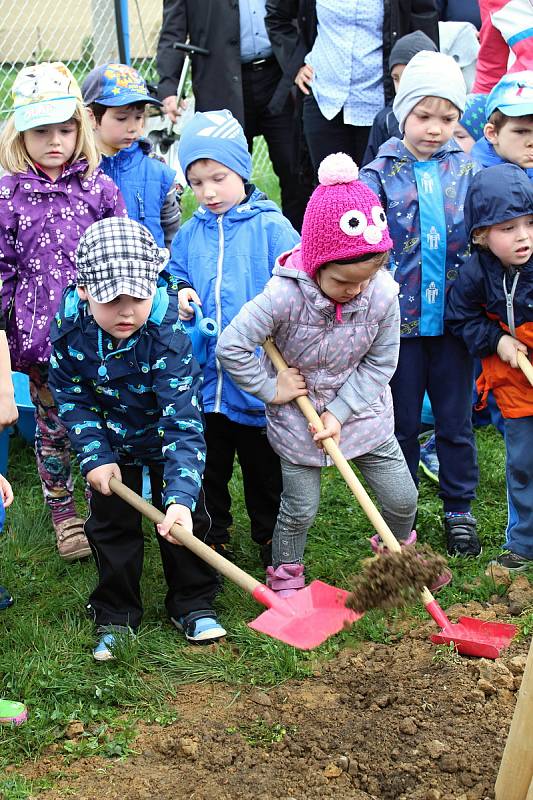 Děti z mateřské školy Krajczova ve Valašském Meziříčí zasadily 16. dubna 2018 na zahradě školky lípu u příležitosti 111. výročí zvolení TGM poslancem. Do zahradnických prací se pustily třídy Myšky, Berušky a Medvídci.