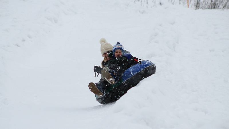 Děti si užívají zimních radovánek na snowtubingové dráze ve Ski areálu Razula ve Velkých Karlovicích.