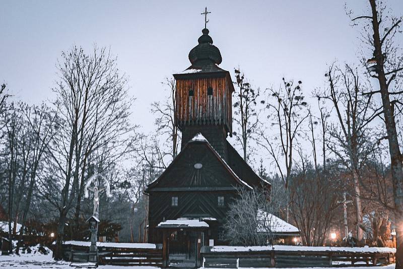 Večerní Valašské muzeum v přírodě pohledem z dronu i ze země.