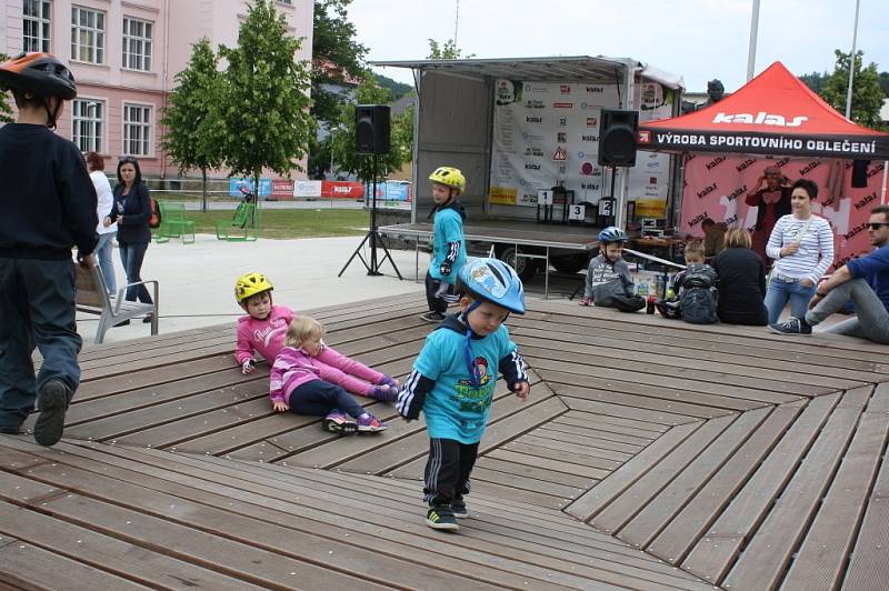 Deset nových vítězů a držitelů žlutého trikotu Tour de Kids bylo dekorováno v neděli ve Vsetíně. 